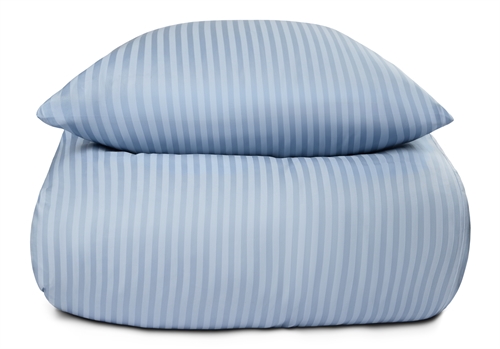 Se Junior sengetøj i 100% bomuldssatin - 100x140 cm - Lyseblåt ensfarvet sengesæt - Borg Living sengelinned hos Dynezonen.dk